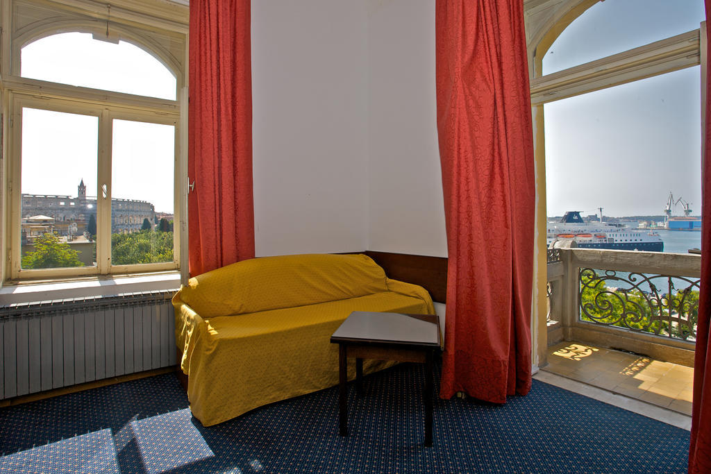 Guest House Hotel Riviera Pula Luaran gambar