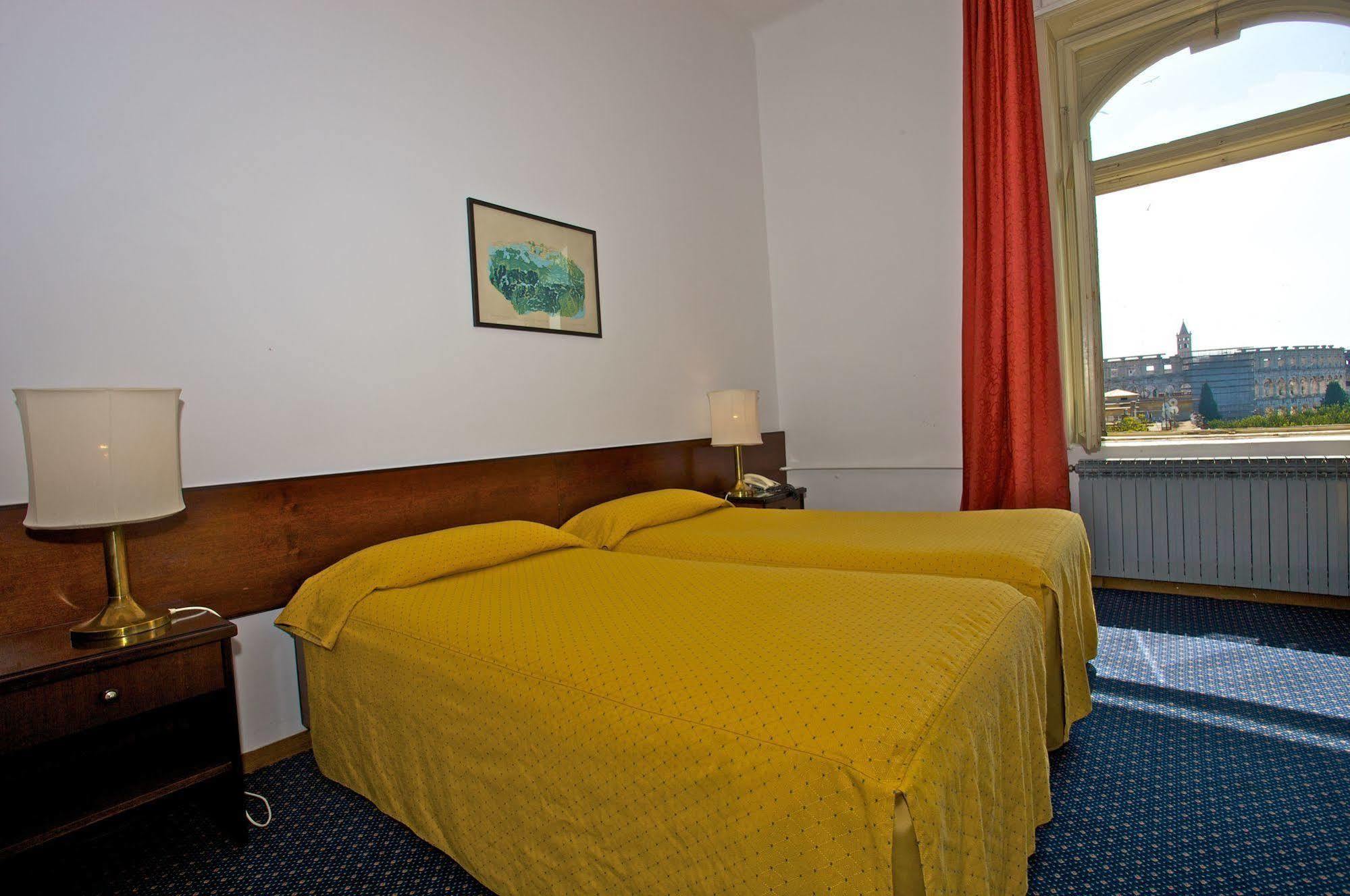 Guest House Hotel Riviera Pula Luaran gambar
