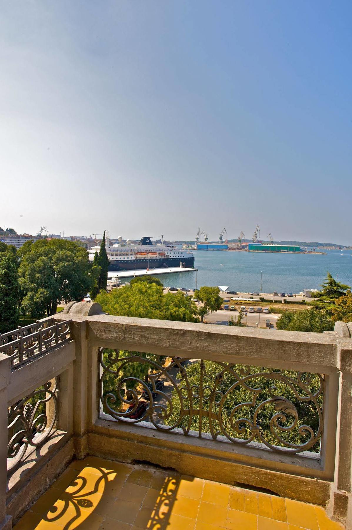 Guest House Hotel Riviera Pula Luaran gambar